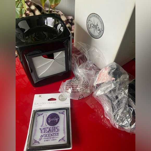 Scentsy Electric Candle Warmer Ceramic Holder with lightbulb, plates & candles - Picture 5 of 6